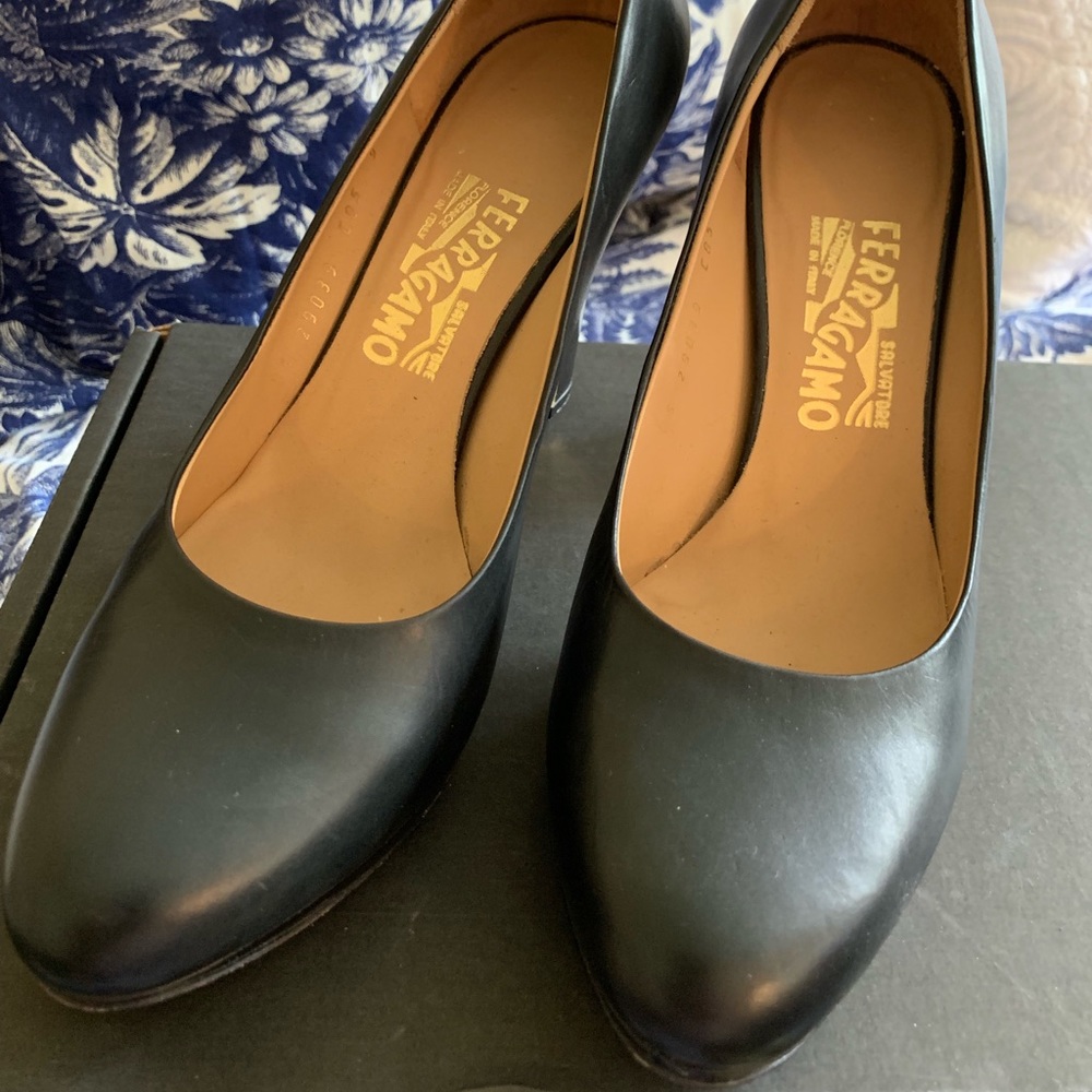 Black pumps